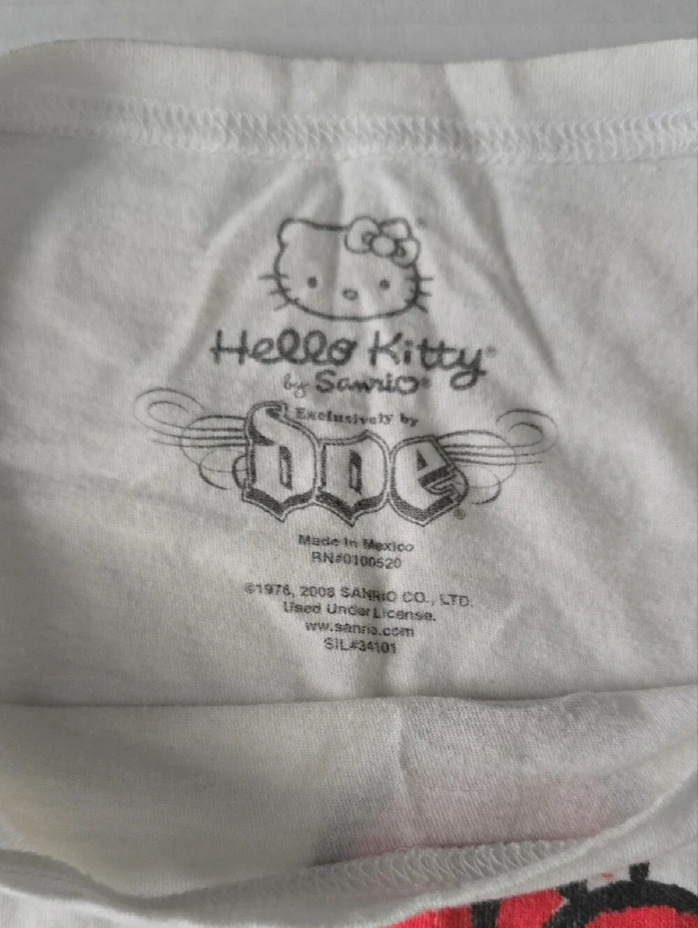 Vintage 2008 Hello Kitty by DOE Winking Big Face Graphic T-Shirt White - Picture 2 of 3